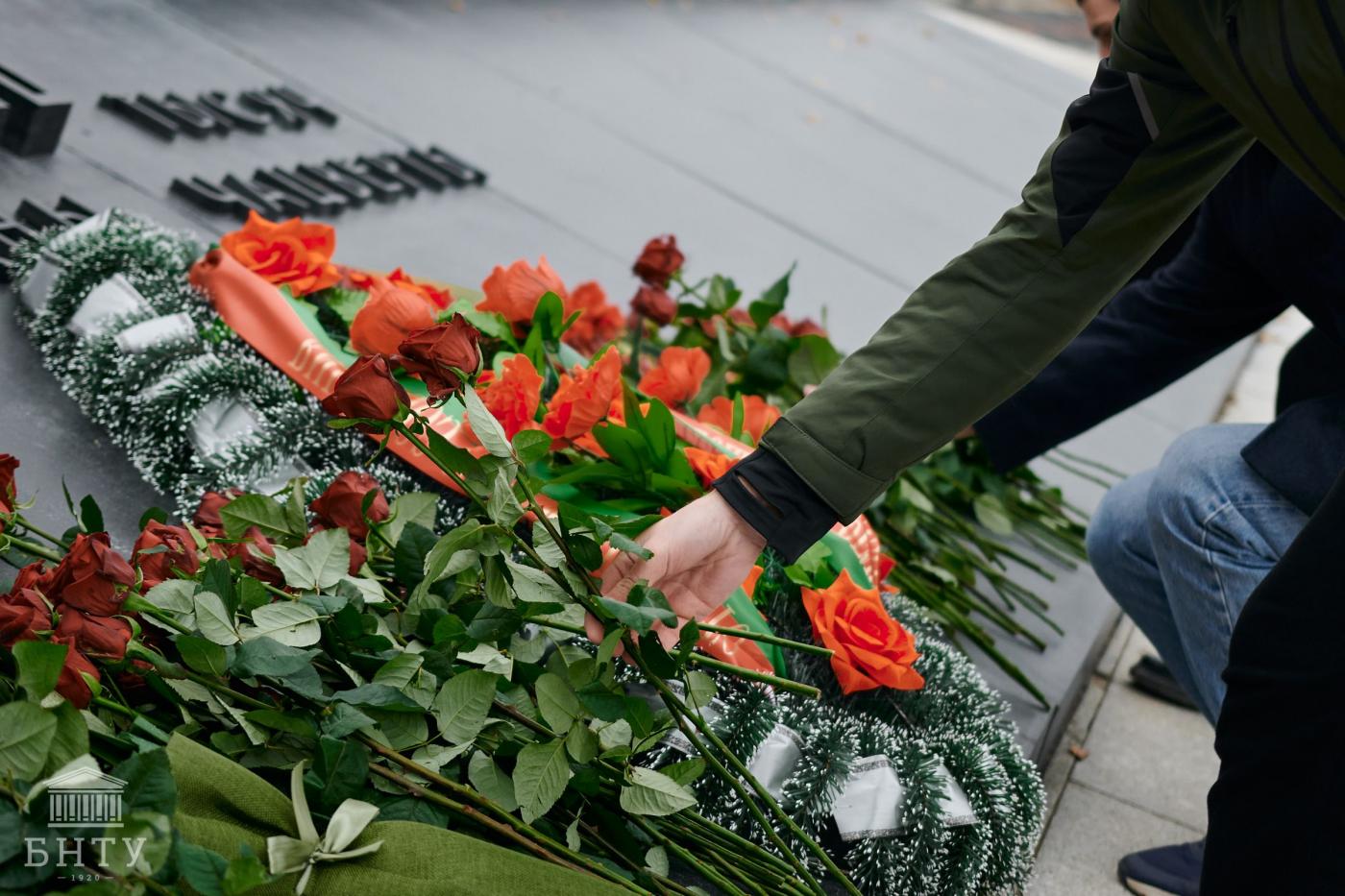 Не забывайте! Студенты БНТУ возложили цветы в мемориальном комплексе «Хатынь»